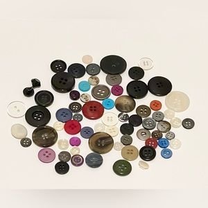 Button bag: 150 in total. Designer buttons & basic generic buttons.